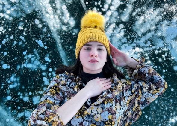 Creative Highlights Symbolbilder Modisches Bild einer atemberaubenden Frau, die auf dem Eis des Baikalsees posiert und einen gelben Hut trägt. Boho Kleid fliegt im Wind. Schöne Eislandschaften des Baikalsees Fashionable image of a stunning woman posing on Baikal Lake ice wearing yellow hat. Boho dress flies in the wind. Beautiful ice landscapes of Lake Baikal Copyright: imageBROKER DashaxPetrenko ibxiqx09201344.jpg ,model released, Symbolfoto ,property released