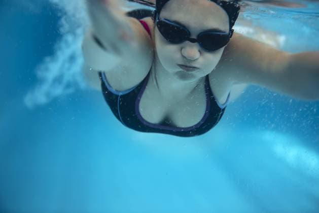 Creative Highlights Symbolbilder Junge Frau auf Schwimmen Hintergrund. Weiblich gekleidet in Badebekleidung, schwimmen in Sportverein und Durchführung von Wasser Aktivitäten Young woman on Swimming Background. Female dressed in swimwear, swim in sport club and performing water activities Copyright: imageBROKER DashaxPetrenko ibxiqx09201359.jpg ,model released, Symbolfoto ,property released