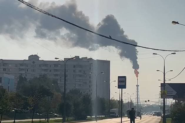 News Themen der Woche KW35 RUSSIA, MOSCOW - SEPTEMBER 1, 2024: Smoke billows from the Kapotnya oil refinery. Mayor Sergei Sobyanin earlier reported of ten strike drones shot down on an approach to Moscow. Fragments of one of them damaged a free-standing plant room at the Moscow Refinery. Video screen grab. Best quality available. TASS  73553286