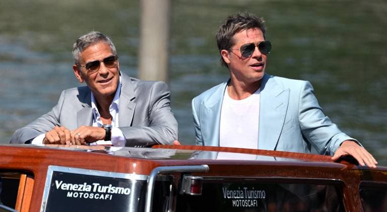 Entertainment Themen der Woche KW35 Entertainment Bilder des Tages September 1, 2024, Venice, ITALY: US actors George Clooney (L) and Brad Pitt arrive at the Lido Beach for the Venice International Film Festival, in Venice, Italy, 01 September 2024. The 81st edition of the Venice Film Festival runs from 28 August to 07 September 2024. ANSA ETTORE FERRARI Venice ITALY  - ZUMAa110 20240901_zaf_a110_064 Copyright: xEttorexFerrarix