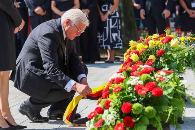 Bilder des Jahres 2024, News 09 September News Themen der Woche KW35 News Bilder des Tages Bundespräsident Frank Walter Steinmeier besuchte gemeinsam mit Bundeskanzler Olaf Scholz und zahlreichen weiteren hochrangigen Politikern am Sonntagmittag die Trauerfeier der Stadt Solingen anlässlich des Terroranschlages. Gemeinsam mit Oberbürgermeister Tim Kurzbach und NRW-Ministerpräsident Hendrik Wüst legte Steinmeier am Tatort in der Innenstadt einen Kranz nieder. Bundespräsident Frank Walter Steinmeier besuchte gemeinsam mit Bundeskanzler Olaf Scholz und zahlreichen weiteren hochrangigen Politikern am Sonntagmittag die Trauerfeier der Stadt Solingen anlässlich des Terroranschlages. Gemeinsam mit Oberbürgermeister Tim Kurzbach und NRW-Ministerpräsident Hendrik Wüst legte Steinmeier am Tatort in der Innenstadt einen Kranz nied