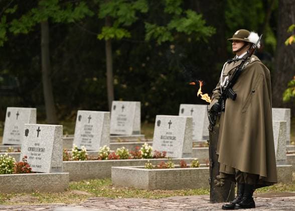 News Themen der Woche KW35 News Bilder des Tages Poland Commemorates The 85th Anniversary Of World War II Outbreak KRAKOW, POLAND - SEPTEMBER 1: Commemorative ceremony marking the 85th anniversary of the outbreak of World War II at Rakowicki Cemetery, on September 1, 2024, in Krakow, Lesser Poland Voivodeship, Poland. The destructive effects of World War II on Poland s population, economy, and culture are still felt today; over 5.2 million lives were lost, and the nation has been left to rebuild from ruins. Poland has never renounced its right to reparations from Germany, as the damage inflicted by the war continues to have lasting consequences. Krakow Poland  Copyright: xArturxWidakx originalFilename: widak-polandco240901_np5Bm.jpg