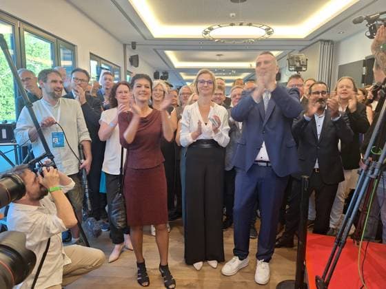 News Themen der Woche KW35 News Bilder des Tages Erfurt, Thüringen, Deutschland, 01.09.2024: Dompalais: Landtagswahl in Thüringen: Reaktionen von Anhängern des Bündnis Sahra Wagenknecht (BSW) um 18 Uhr auf die erste Prognose. *** Erfurt, Thuringia, Germany, 01 09 2024 Dompalais State election in Thuringia Reactions from supporters of the Sahra Wagenknecht BSW alliance at 6 pm to the first forecast Copyright: xdtsxNachrichtenagenturx dts_44895