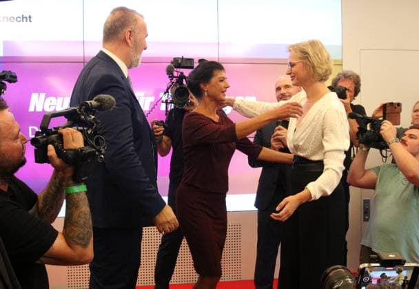 News Themen der Woche KW35 News Bilder des Tages Wahlparty Bündnis Sahra Wagenknecht (BSW) Erfurt, 01.09.2024 Wahlparty Bündnis Sahra Wagenknecht (BSW) im Dompalais Erfurt. Steffen Schütz , Sahra Wagenknecht und Katja Wolf freuen sich nach der erste Prognose Thüringen Germany *** Election party Alliance Sahra Wagenknecht BSW Erfurt, 01 09 2024 Election party Alliance Sahra Wagenknecht BSW in Dompalais Erfurt Steffen Schütz , Sahra Wagenknecht and Katja Wolf are happy after the first forecast Thuringia Germany Copyright: xMatthiasxGränzdörferx