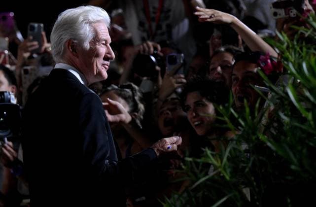 September 1, 2024, Venice, ITALY: US actor Richard Gere signs autographs as he attends the red carpet of the Filming Italy Venice Awards during the 81st Venice Film Festival in Venice, Italy, 01 September 2024. The movie is presented out of competition at the festival running from 28 August to 07 September 2024. ANSA ETTORE FERRARI. Venice ITALY  - ZUMAa110 20240901_zaf_a110_161 Copyright: xEttorexFerrarix