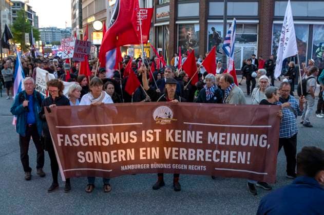 News Themen der Woche KW35 Demonstration des Hamburger Bündnis gegen Rechts als Reaktion auf die Wahlergebnisse der AfD bei den Landtagswahlen in Sachsen und Thüringen in der Innenstadt. Hamburg, 01.09.2024. *** Demonstration by the Hamburg Alliance against the Right in response to the election results of the AfD in the state elections in Saxony and Thuringia in the city center of Hamburg, 01 09 2024 Foto:xC.xTamckex xFuturexImagex afd_demo_4911