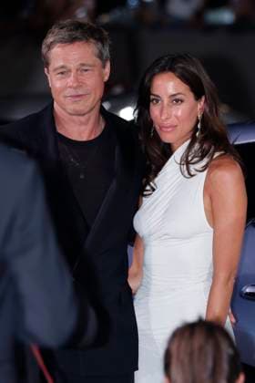 Brad Pitt mit Freundin Ines de Ramon bei der Premiere des Kinofilms Wolfs auf der Biennale di Venezia 2024 81. Internationale Filmfestspiele von Venedig im Palazzo del Cinema. Venedig, 01.09.2024