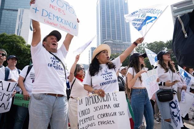 Students Protest in Mexico City - 01 Sept 2024 Protesters hold placards during the demonstration. Student protesters from various universities and schools, including Universidad Iberoamericana (IBERO), Universidad Nacional Auto?noma de Me?xico (UNAM), Escuela Libre de Derecho (ELD), Instituto Tecnolo?gico y de Estudios Superiores de Occidente (ITESO), Universidad Auto?noma del Estado de Me?xico (UAEM), Instituto Tecnolo?gico y de Estudios Superiores de Monterrey (ITESM), Universidad La Salle, Centro de Investigacio?n y Docencia Econo?micas (CIDE), Instituto Tecnolo?gico Auto?nomo de Me?xico (ITAM) turned out to protest against proposed judicial reforms that would reduce judicial qualification requirements, appoint judges by community electi Copyright: xLexiexHarrison-Crippsx xSOPAxImagesx 01-09-24_PJ Student Protest_140