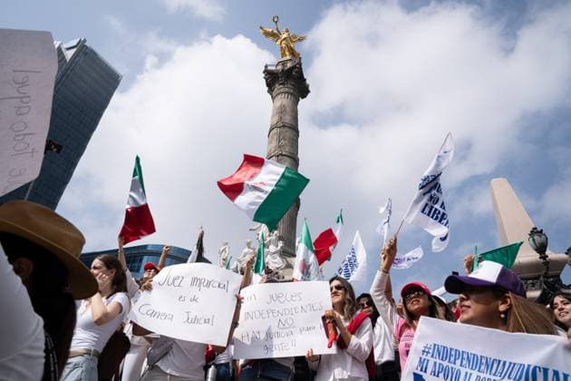 Students Protest in Mexico City - 01 Sept 2024 Protesters hold placards and flags during the demonstration. Student protesters from various universities and schools, including Universidad Iberoamericana (IBERO), Universidad Nacional Auto?noma de Me?xico (UNAM), Escuela Libre de Derecho (ELD), Instituto Tecnolo?gico y de Estudios Superiores de Occidente (ITESO), Universidad Auto?noma del Estado de Me?xico (UAEM), Instituto Tecnolo?gico y de Estudios Superiores de Monterrey (ITESM), Universidad La Salle, Centro de Investigacio?n y Docencia Econo?micas (CIDE), Instituto Tecnolo?gico Auto?nomo de Me?xico (ITAM) turned out to protest against proposed judicial reforms that would reduce judicial qualification requirements, appoint judges by commun Copyright: xLexiexHarrison-Crippsx xSOPAxImagesx 01-09-24_PJ Student Protest_398