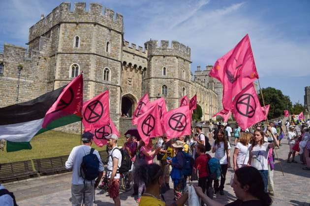 News Themen der Woche KW35 News Bilder des Tages September 1, 2024, Windsor, England, UK: Extinction Rebellion activists gather outside Windsor Castle on the final day of their Ã¢â‚¬oeUpgrade DemocracyÃ¢â‚¬Â three-day takeover of Windsor, calling for a system change and on the government to act on the climate crisis. Windsor UK - ZUMAv130 20240901_zip_v130_053 Copyright: xVukxValcicx