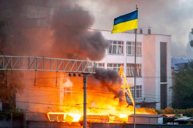 News Themen der Woche KW36 News Bilder des Tages Ukraine flag seen in front of thick smoke which is rising from fire over Kyiv after Russian missile attacks on Ukraine. Kyiv City *** Ukraine flag seen in front of thick smoke which is rising from fire over Kyiv after Russian missile attacks on Ukraine Kyiv City