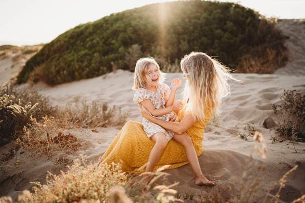 Creative Highlights Symbolbilder Blonde mother and daughter laughing at beach beautiful sunset Marbella, Andalusia, Spain CR_TANI240829-1507349-01 ,model released, Symbolfoto