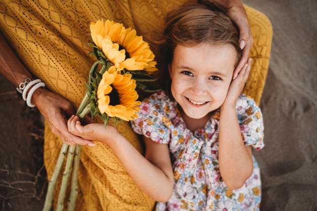 Creative Highlights Symbolbilder Girl lying on mom lap holding hands at beach in summer Marbella, Andalusia, Spain CR_TANI240829-1507386-01 ,model released, Symbolfoto