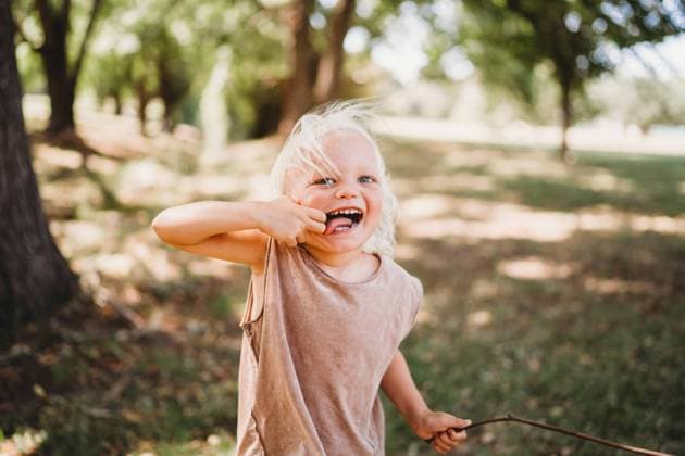 Creative Highlights Symbolbilder Cheeky silly blonde young child sticking tongue out being funny Buenos Aires, Buenos Aires, Argentina CR_TANI240829A-965827-01 ,model released, Symbolfoto