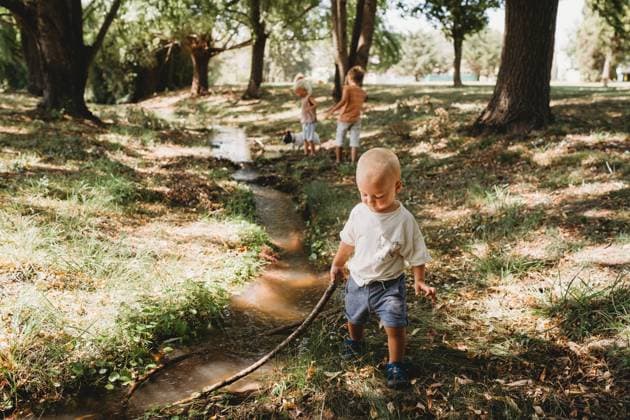 Creative Highlights Symbolbilder Wild children playing with sticks exploring by creek in summer Buenos Aires, Buenos Aires, Argentina CR_TANI240829A-965856-01 ,model released, Symbolfoto