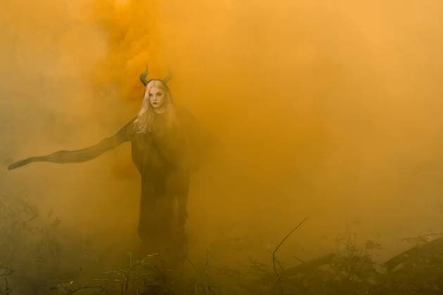 Ein wunderschönes Gothic Modell agiert in einer Waldumgebung A gorgeous gothic model acts in a forest environment Copyright: imageBROKER WalterxGxArce ibxiqx09408412.jpg ,model released, Symbolfoto ,property released