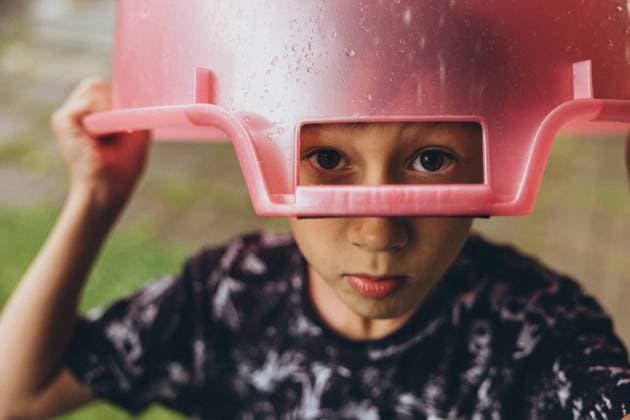 Creative Highlights Symbolbilder The child uses a bowl instead of an umbrella in rainy weather Moscow, Moscow, Russia CR_ITUP240829-1524349-01 ,model released, Symbolfoto