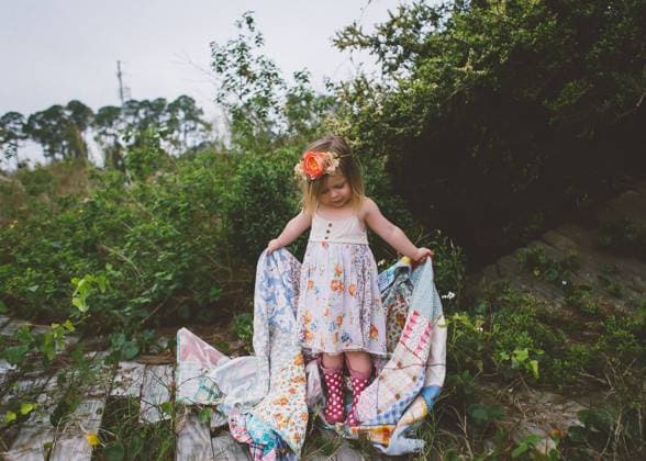 Creative Highlights Symbolbilder Little Girl outside with Rainboots and blanket Fort Walton Beach, Florida, United States CR_NYRF240830-1529264-01 ,model released, Symbolfoto