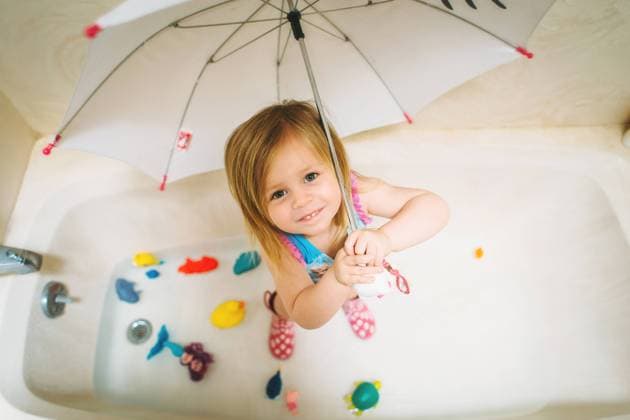Creative Highlights Symbolbilder Little girl with Umbrella and rain boots Fort Walton Beach, Florida, United States R_NYRF240830-1529263-01 ,model released, Symbolfoto