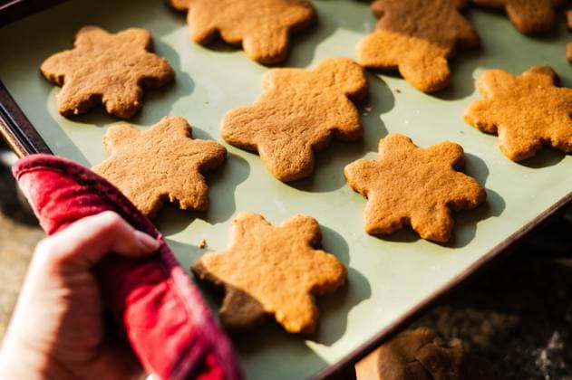 Freshly baked gingerbread cookies being removed from the oven Arvada, Colorado, United States R_BQMG240830-1529426-01 ,model released, Symbolfoto