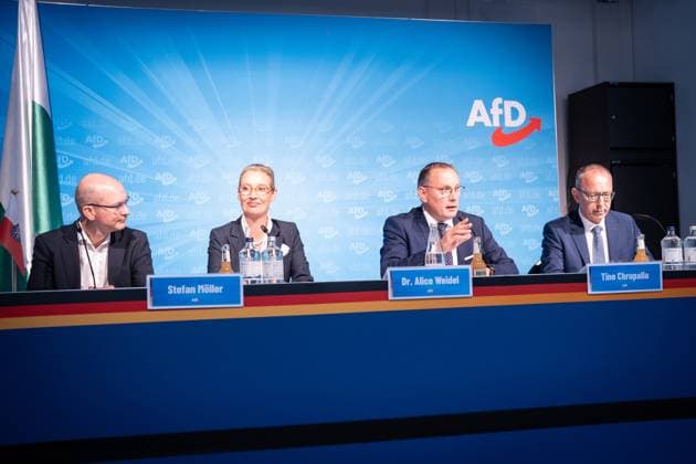 News Themen der Woche KW36 News Bilder des Tages Stefan Möller, Landessprecher der AfD in Thüringen, Alice Weidel, Parteivorsitzende, Tino Chrupalla, Parteivorsitzender, Jörg Urban, Spitzenkandidat der AfD in Sachsen (von links) während der Pressekonferenz am Tag nach den beiden Landeswahlen in Thüringen und Sachsen;Pressekonferenz der AfD am Tag nach den Landtagswahlen in Thüringen und Sachsen, Berlin Berlin Deutschland Bundesgeschäftsstelle der AfD *** Stefan Möller, state spokesperson of the AfD in Thuringia, Alice Weidel, party chairwoman, Tino Chrupalla, party chairman, Jörg Urban, top candidate of the AfD in Saxony from left during the press conference the day after the state elections in Thuringia and Saxony Press conference of the AfD the day after the state elections in Th