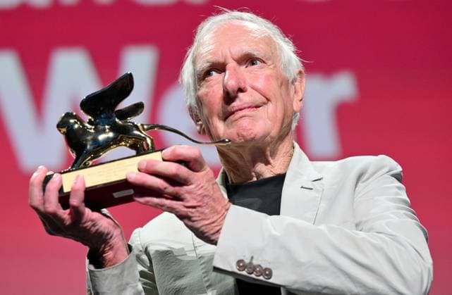 Entertainment Bilder des Tages September 2, 2024, Venice, ITALY: Australian director Peter Weir poses after he received the Golden Lion for Lifetime Achievement Award before the screening of his movie Master and Commander during the Venice International Film Festival, in Venice, Italy, 02 September 2024. The 81st edition of the Venice Film Festival runs from 28 August to 07 September 2024. ANSA ETTORE FERRARI Venice ITALY  - ZUMAa110 20240902_zaf_a110_029 Copyright: xEttorexFerrarix