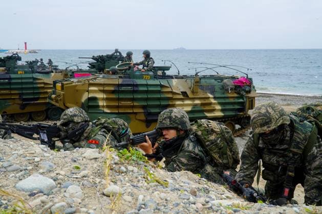 News Themen der Woche KW36 SOUTH KOREA, NORTH GYEONGSANG PROVINCE - SEPTEMBER 2, 2024: Marines take part in the Decisive Action phase of the Ssangyong major amphibious assault drills held by the South Korean and the US Navy and Marine Corps along the eastern coast of the Sea of Japan near Pohang, North Gyeongsang Province, involving warships, amphibious assault vehicles, aircraft. Igor Ivanov TASS  73614534