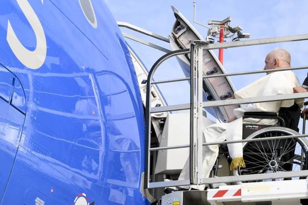News Themen der Woche KW36 News Bilder des Tages Italien, Papst Franziskus vor seinem Abflug nach Asien am Flughafeb Rom **NO LIBRI** Italy, Rome, Vatican, 2024 9 2 . Pope Francis boards his flight to Asia at Rome s Leonardo Da Vinci International airport in Fiumicino, some 30 kilometers west of Rome, Photograph by VATICAN MEDIA Catholic Press Photo  Copyright: xVATICANxMEDIAx xipa-agency.netx xVaticanxMediax IPA_Agency_IPA49293092