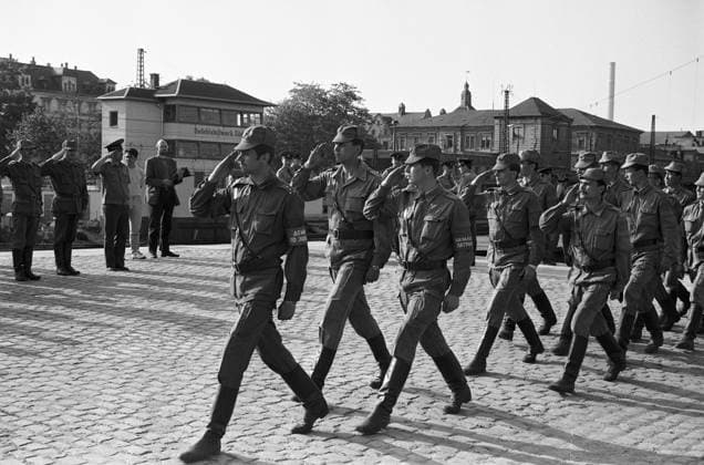 Archivbilder der Woche KW35 Sowjetische Garnision _Tuppenabzug 26.05.1992, Chemnitz,Bahnhof, Sowjetische Garnission,Truppenabzug, Chemnitz Kaserne Leninstrasse, die letzten russischen Soldaten der Sowjetarmee verlassen Chemnitz, sie erhalten Abschiedsgeschenke und paradieren ein letztes mal über den Bahnsteig, Verabschiedung durch OB Dr. Joachim Pilz *** Soviet garrison troop departure 26 05 1992, Chemnitz, railroad station, Soviet garrison troop departure, Chemnitz barracks Leninstrasse, the last Russian soldiers of the Soviet army leave Chemnitz, they receive farewell gifts and parade across the platform one last time, farewell by mayor Dr. Joachim Pilz