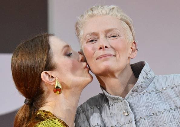 Entertainment Themen der Woche KW36 Entertainment Bilder des Tages September 2, 2024, Venice, ITALY: US actor Julianne Moore (L) and British actor Tilda Swinton arrive for the premiere of The Room Next Door during the 81st Venice Film Festival in Venice, Italy, 02 September 2024. The movie is presented in official competition Venezia 81 at the festival running from 28 August to 07 September 2024. ANSA ETTORE FERRARI Venice ITALY  - ZUMAa110 20240902_zaf_a110_082 Copyright: xEttorexFerrarix