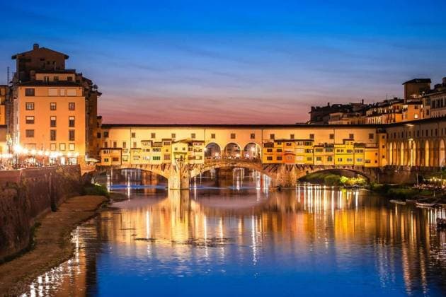  Ponte Vecchio bridge and Arno river waterfront in Florence eveni, Ponte Vecchio bridge and Arno river waterfront in Florence evening view, Tuscany region of Italy, Ponte Vecchio bridge and Arno river waterfront in Florence evening view, Tuscany region of Italy, 17.07.2024, Copyright: xxbrchxx Panthermedia37588972.jpg
