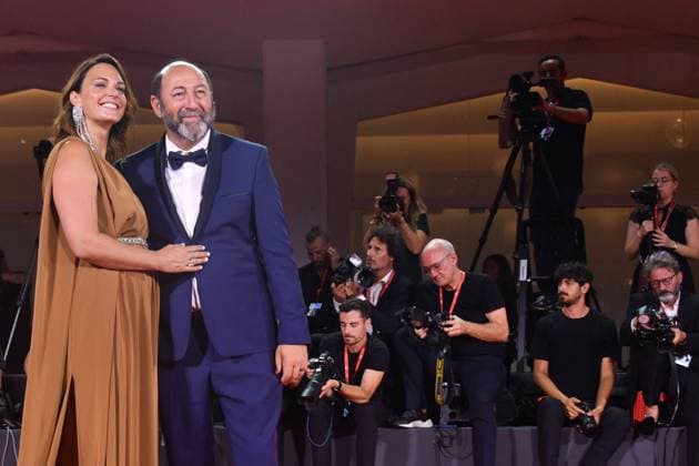 Entertainment Bilder des Tages Venice Italie 81eme Festival du Film de Venise Mostra VENICE, ITALY SEPTEMBER 2nd FINALEMENT premiere at the 81th Venice International Film Festival on September 2024 in Venice, Italy Kad Merad and his Wife 308770 2024 09 02 Venice Italie  Copyright: xThomasxBohlenx STAR_308770_008