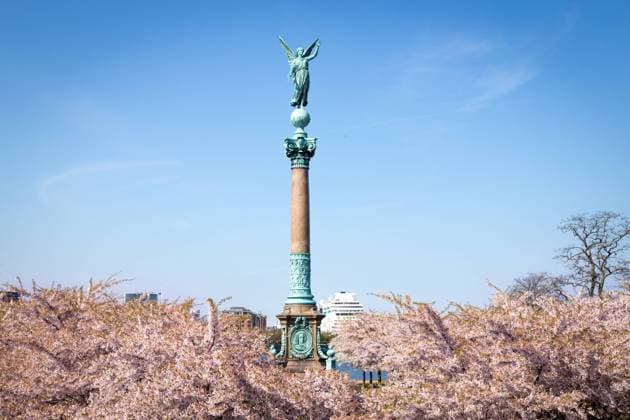 IMAGO Creative, Lifestyle, Frühling in der Stadt Kopenhagen, Dänemark, 02. Mai 2016: Ivar Huitfeldt Denkmal im Langelinie Park und Kirschblütenbäume. Entwurf des Denkmals von Vilhelm Dahlerup, Europa Copenhagen, Denmark, May 02, 2016: Ivar Huitfeldt monument at Langelinie Park and cherry blossom trees. Monument design by Vilhelm Dahlerup, Europe Copyright: imageBROKER OliverxFoerstner ibxiqx09503421.jpg