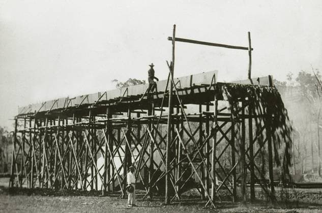 Archivbilder der Woche KW35 QUEENSLAND, AUSTRALIEN, UM 1870: Nicht identifizierte Männer arbeiten in den späten 1800er Jahren an einer Schleuse, um Gold aus dem Kies zu waschen, wahrscheinlich in der Nähe von Gympie in Queensland, Australien. Die Schleusung war eine beliebte Methode zur Goldgewinnung QUEENSLAND, AUSTRALIA, CIRCA 1870: Unidentified men work a sluice race to wash alluvial gold from gravel in the late 1800s, probably near Gympie in Queensland, Australia. Sluicing was a popular way to extract gold Copyright: imageBROKER LakeviewxImagexLibra iblrig11260297.jpg