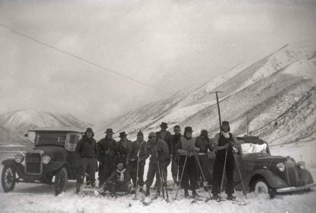Archivbilder der Woche KW35 Gruppe von Personen mit Skiausrüstung in den Ausläufern der Südalpen, wahrscheinlich auf der Canterbury Seite, Neuseeland, 1920er Jahre, Ozeanien Team of people with skiing gear at foothills of the Southern Alps, probably on the Canterbury side, New Zealand, 1920s, Oceania Copyright: imageBROKER LakeviewxImagexLibra iblrig11260339.jpg