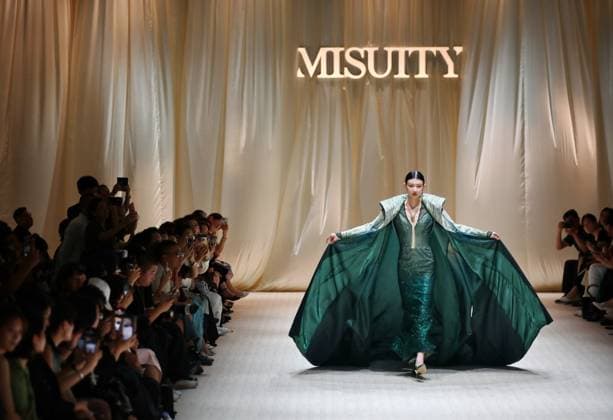 Entertainment Themen der Woche KW36 Entertainment Bilder des Tages BEIJING, CHINA - SEPTEMBER 03: A model walks the runway at the MISUITY collection show by designer GAOTIAN on day one of China Fashion Week SS25 Collection at the banquet hall of Beijing Hotel on September 3, 2024 in Beijing, China.  Copyright: xVCGx 111515865751