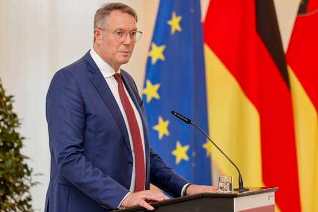 Der rheinland-pfälzische Ministerpräsident Alexander Schweitzer am Rednerpult vor Fahnen in der Staatskanzlei Rheinland-Pfalz. Rede anlässlich der verleihung berufsbezogener Titel des Landes. 03.09.24