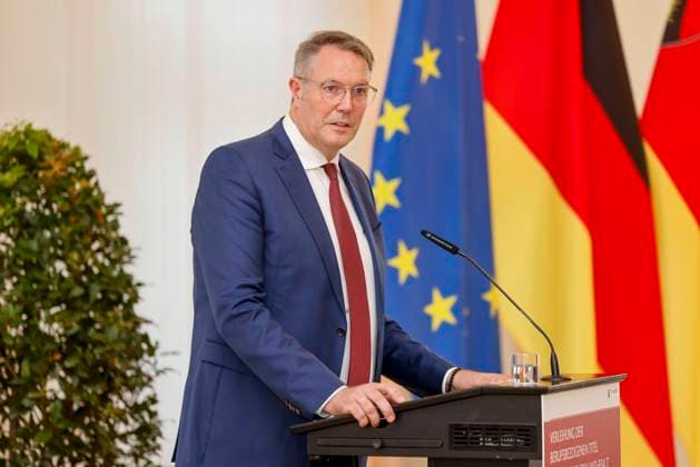 Der rheinland-pfälzische Ministerpräsident Alexander Schweitzer am Rednerpult vor Fahnen in der Staatskanzlei Rheinland-Pfalz. Rede anlässlich der verleihung berufsbezogener Titel des Landes. 03.09.24