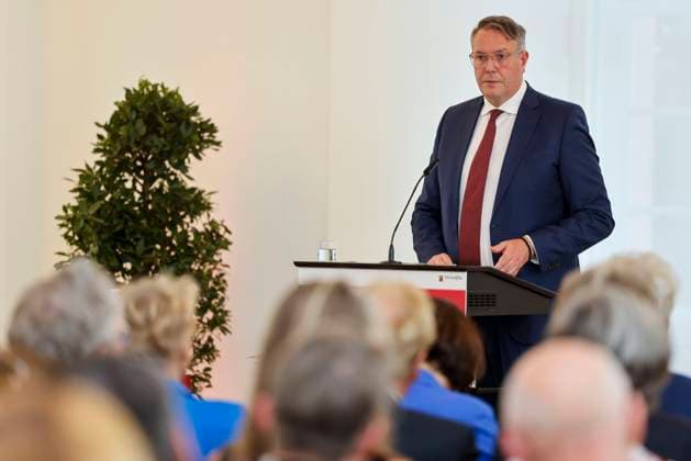 Der rheinland-pfälzische Ministerpräsident Alexander Schweitzer am Rednerpult in der Staatskanzlei Rheinland-Pfalz. Rede anlässlich der verleihung berufsbezogener Titel des Landes. 03.09.24
