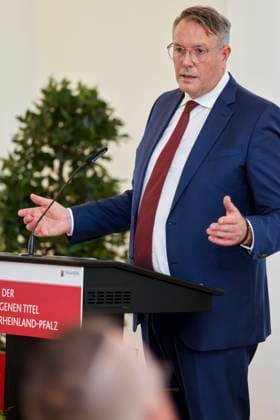 Der rheinland-pfälzische Ministerpräsident Alexander Schweitzer am Rednerpult in der Staatskanzlei Rheinland-Pfalz. Rede anlässlich der verleihung berufsbezogener Titel des Landes. 03.09.24