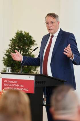 Der rheinland-pfälzische Ministerpräsident Alexander Schweitzer am Rednerpult in der Staatskanzlei Rheinland-Pfalz. Rede anlässlich der verleihung berufsbezogener Titel des Landes. 03.09.24