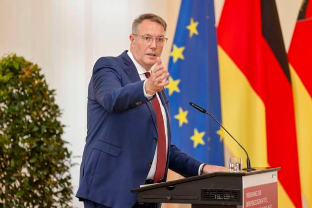 Der rheinland-pfälzische Ministerpräsident Alexander Schweitzer am Rednerpult vor Fahnen in der Staatskanzlei Rheinland-Pfalz. Rede anlässlich der verleihung berufsbezogener Titel des Landes. 03.09.24