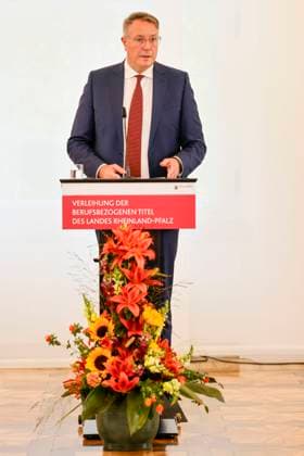 Der rheinland-pfälzische Ministerpräsident Alexander Schweitzer am Rednerpult in der Staatskanzlei Rheinland-Pfalz. Rede anlässlich der verleihung berufsbezogener Titel des Landes. 03.09.24