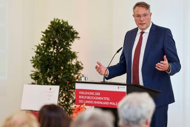 Der rheinland-pfälzische Ministerpräsident Alexander Schweitzer am Rednerpult in der Staatskanzlei Rheinland-Pfalz. Rede anlässlich der verleihung berufsbezogener Titel des Landes. 03.09.24