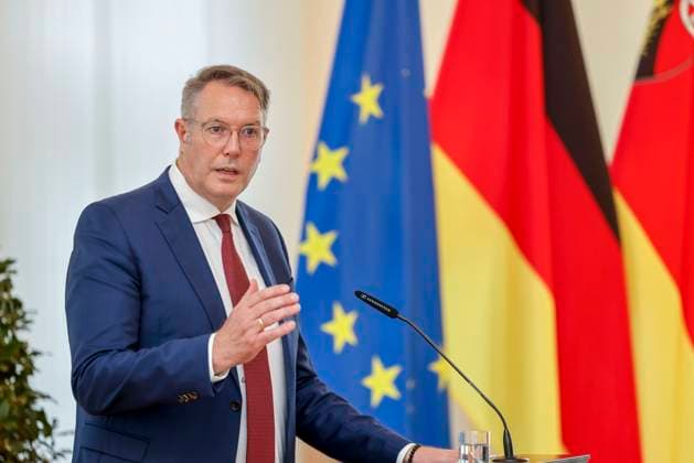 Der rheinland-pfälzische Ministerpräsident Alexander Schweitzer am Rednerpult vor Fahnen in der Staatskanzlei Rheinland-Pfalz. Rede anlässlich der verleihung berufsbezogener Titel des Landes. 03.09.24