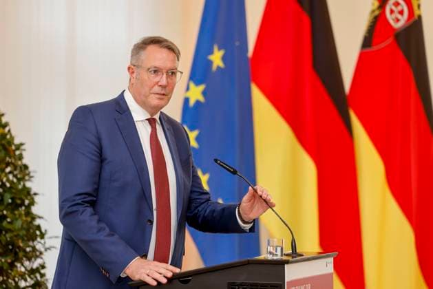Der rheinland-pfälzische Ministerpräsident Alexander Schweitzer am Rednerpult vor Fahnen in der Staatskanzlei Rheinland-Pfalz. Rede anlässlich der verleihung berufsbezogener Titel des Landes. 03.09.24