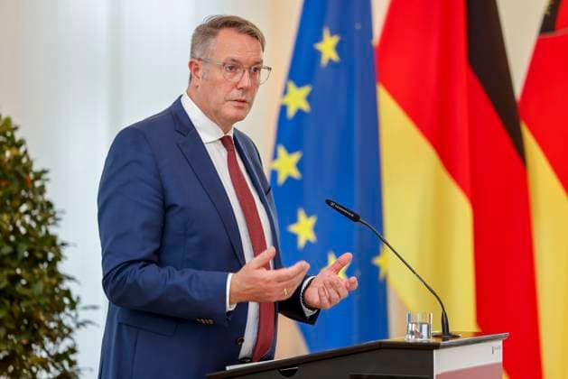 Der rheinland-pfälzische Ministerpräsident Alexander Schweitzer am Rednerpult vor Fahnen in der Staatskanzlei Rheinland-Pfalz. Rede anlässlich der verleihung berufsbezogener Titel des Landes. 03.09.24