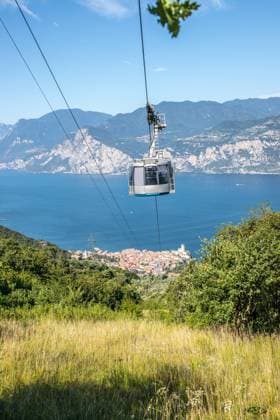Seilbahn an einem schönen Sommertag, Landschaft monte baldo, lago di garda Cable car on a beautiful summer day, landscape monte baldo, lago di garda Copyright: imageBROKER PatrickxDaxenbichler ibxiqx09634934.jpg