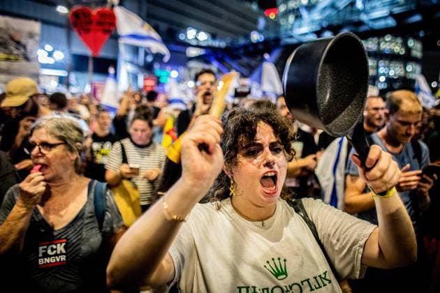Bilder des Jahres 2024, News 09 September News Themen der Woche KW36 News Bilder des Tages Nahostkonflikt, Israel, Forderung nach Abkommen zur Freilassung der Hamas-Geiseln in Tel Aviv Israel Hamas war hostage crisis in Tel Aviv - 03 Sept 2024 An Israeli protestor chants slogans while hitting a cooking pot, during a demonstration outside the Ministry of Defense. Thousands of people have rallied in Tel Aviv and across Israel, three days after the bodies of Carmel Gat, Eden Yerushalmi, Hersh Goldberg-Polin, Alexander Lobanov, Almog Sarusi and Master Sgt Ori Danino, were rescued from Gaza. Protesters are calling on PM Benjamin Netanyahu and his government to reach a deal to secure the release of the remaining hostages taken by Hamas during the 7 October attacks. Tel Aviv Israel Copyright: xEyalxWarshavskyx xSOPAxImagesx EWarshavsky240903ew010