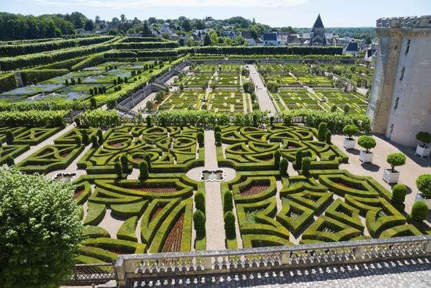 Detailansicht eines geometrischen Gartens mit Heckenlabyrinth und gepflegten Wegen an einem sonnigen Tag, Schloss Villandry, Renaissance, Tours, Loire-Tal, Centre-Val de Loire, Frankreich, Europa Detailed view of a geometric garden with hedge maze and manicured paths on a sunny day, Villandry Castle, Renaissance, Tours, Loire Valley, Centre-Val de Loire, France, Europe Copyright: imageBROKER FraukexScholz iblsco11312744.jpg